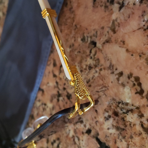 NWT, Beautiful Sunglasses 👓 - Picture 3 of 6